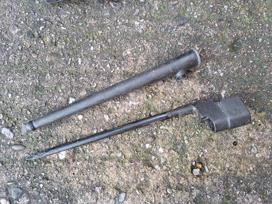 No4 "Pig sticker" bayonet & scabbard - Image 2