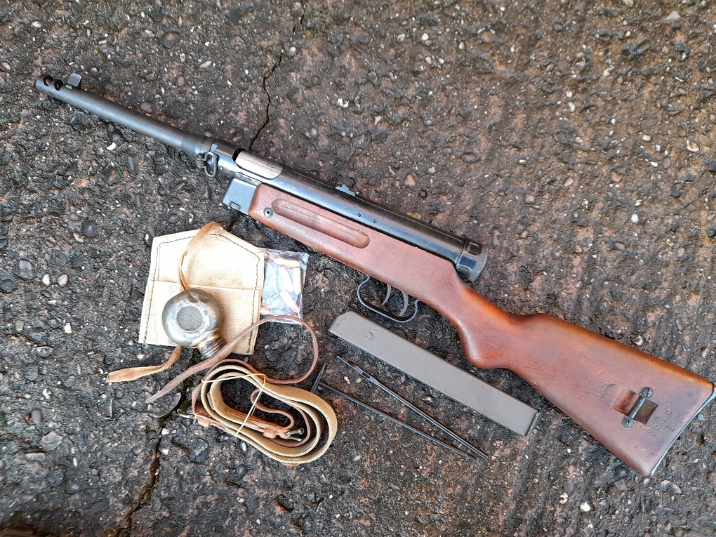 Italian Baretta 38/44 & accessories - Image 3