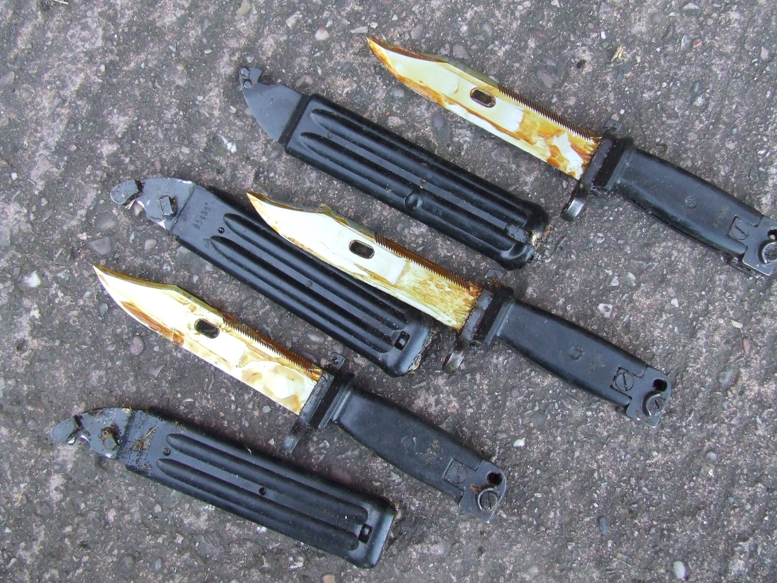 AK 47 wirecutter bayonet & scabbard - Image 3