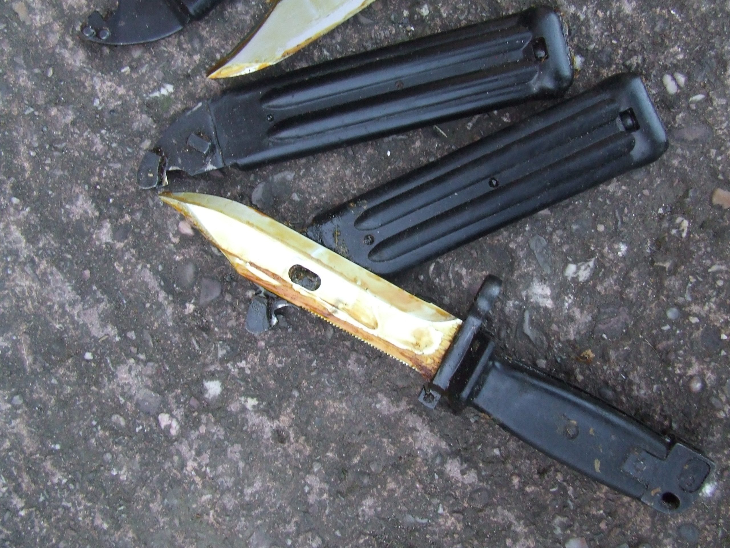 AK 47 wirecutter bayonet & scabbard - Image 2