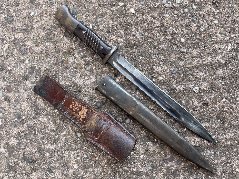 German K98 Bayonet & Scabbard with leather frog - Image 4